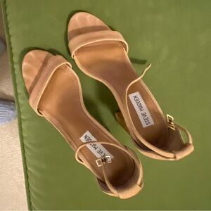 Steve Madden tan suede sandal w 3” block heel